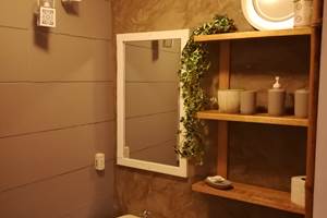 Salle de bain avec douche
