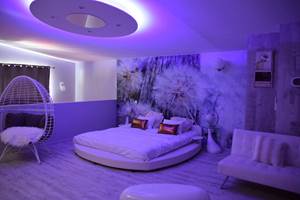 chambre bulle avec jeux de lumières pour des soirées romantiques tête de lit Dandelion