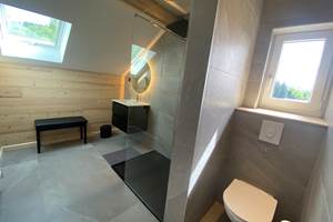 Salle de bain moderne avec douche à l'italienne et WC