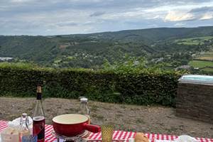belle table avec vue carte saint thibaut