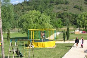 Village de gites avec trampoline