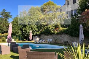 Détente au bord de la piscine et sous le soleil comme à St Tropez