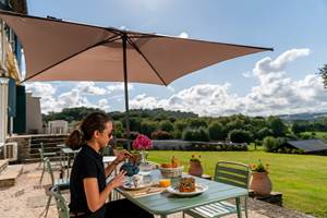 Petit déjeuner en terrasse à la belle saison