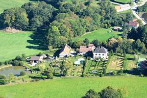 En Nouvelle Aquitaine 2 cottages de charme classés 5 étoiles dans un domaine paysagé de 9 hectares avec piscine chauffée, tennis et étang de pêche