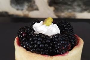 Tarte aux mûres et ail noir