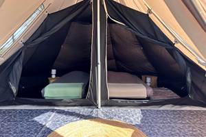 intérieur de la tente safari tipi