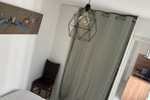Maison Réthaise 2 – Chambre calme au style épuré Un cadre serein et lumineux, pensé pour le confort et la simplicité, dans une maison pleine de charme au centre de La Flotte.