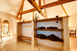 Rangement derrière le lit