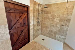 La Maison Voyage 41 - vue porte de la tour et douche 160cm  - Chambre Chateau