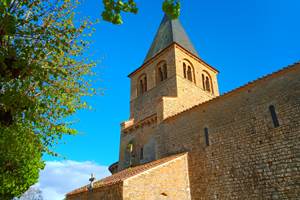 L'église romane clunisienne du village est classée aux monuments historiques