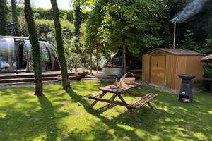 Petit déjeuner inclus, à savourer dans le jardin.