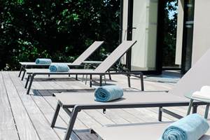 hotel-spa-arradon-terrasse-transats-détente-confidentiel-breatgne sud
