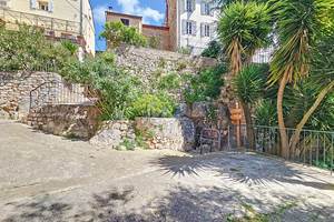 Dans l’un des villages pittoresques de Provence, ce duplex de charme est une véritable invitation à la douceur de vivre.