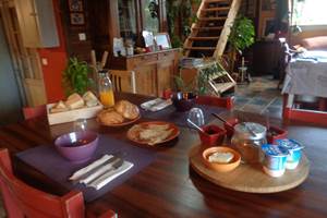les chambres d'hôtes de kerael les petit dejeuner dans le salon, salle à manger (2)