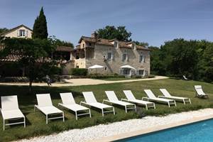 Bain de soleil au bord de la piscine