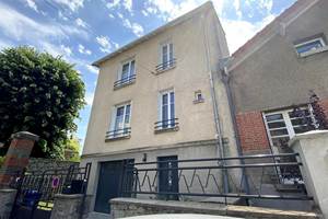 Façade du gîte depuis la rue