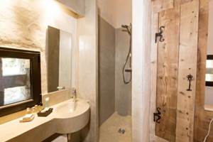 ColombierChateauMedievalJuraGiteInsoliteHautdeGamme-Sdb