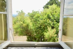 Vue sur le jardin depuis la chambre d'hôtes Verveine à la Rougeanne à Carcassonne, Canal du Midi en Pays Cathare