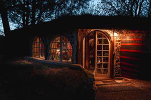 cabane des hobbits le soir