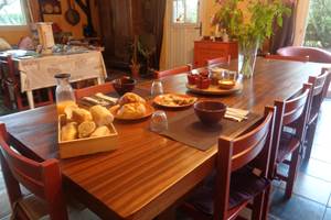 les chambres d'hôtes de kerael les petit dejeuner dans le salon, salle à manger (1)