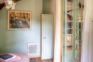 Chambre rez-de-chaussée. Accès vers le balcon.