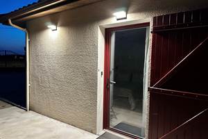 entree-nocturne-porte-rouge-eclairage-exterieur_mas-des-anges_soussans-margaux