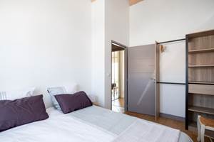 Chambre équipée d'1 lit de 160 et dressing