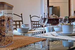 Petit-déjeuner servi aux Gîtes de Monte Blanco – produits frais et ambiance chaleureuse près de Pézenas