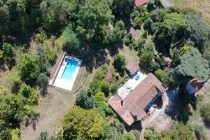 vue-aerienne-maison-piscine-domaine-salamandre-lauzerte-quercy-blanc