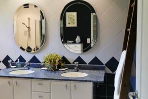 Salle de bain dans une villa gîte, vallée de la Dordogne