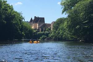 Arrivée au Château de Losse, canoe family, Saint Léon-sur-Vézère, Dordogne, Perigord