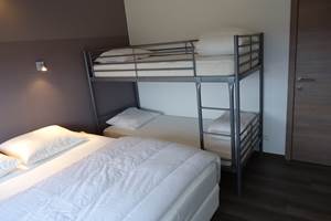 Chambre 2 avec lit double et lits superposés (photo 1)
