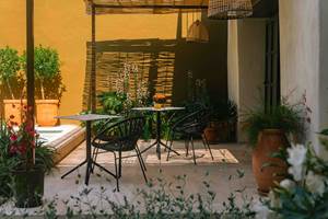 3 BD jeu d'ombre sur le terrasse de Marcelle en Camargue