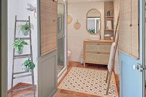 Teintes verts d’eau, de bois clair et des touche de rotin, pour un esprit naturel et relaxant.