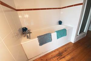 Le gite Les Fillattes, la salle de bain avec 1 grande baignoire et 1 douche