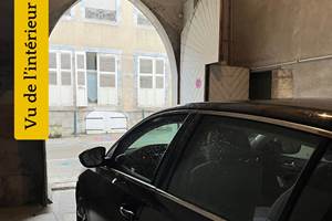 A l'intérieur du garage