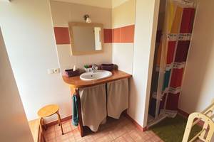 La salle de bain attenante à la chambre n°4 avec un lavabo et une douche