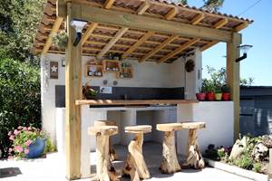 Appart Bleu Azur Saint Florent en Corse pool house avec une planche pour vos repas