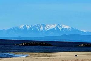 Vue sur le Canigou depuis la plage de Valras