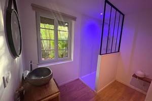 salle-de-bain-pmr-lumineuse-gite-le-lijaly-bournezeau-vendee-accessible.jpg