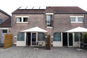 Suite familiale Syrah pour 4 personnes de 65 m² au premier étage, studios Chenin et Grenache pour 2 personnes de 32 m² au rez de chaussée.