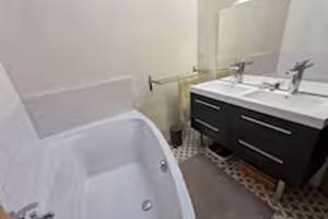 salle-de-bain-charpente-bois-baignoire-rif-d-oriol-orcieres.jpg