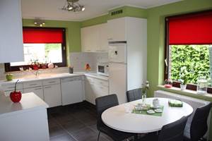 Cuisine bien équipée, coin à manger, sortie vers la terrasse