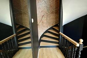 Escalier menant vers la chambre de la Tour du B&B Windsor