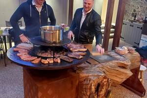 Plancha, prévoir 8kg de charbon de bois.