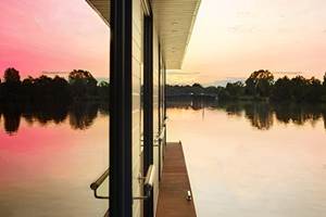 Terrasse du houseboat avec vue sur le canal du Rhône à Sète, cadre calme et naturel en Camargue.