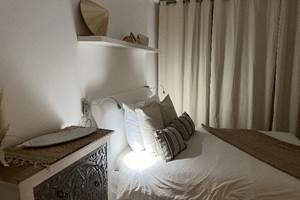 lit queen size ambiance balinaise relax et detente saintes maries de la mer