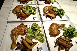 repas-convivial-table-hotes-aveyron.jpg