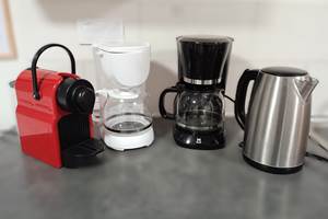 2 cafetières filtre, 1 bouilloire, 1 machine à dosette type Nespresso