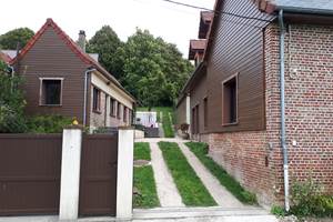 L'entrée de la propriété et le studio sur la gauche